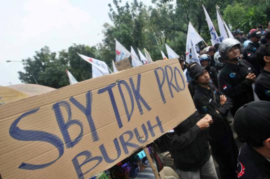Tuntut kenaikan UMP, ribuan buruh gelar demo di Kantor Jokowi