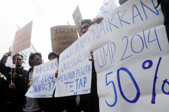 Tuntut kenaikan UMP, ribuan buruh gelar demo di Kantor Jokowi