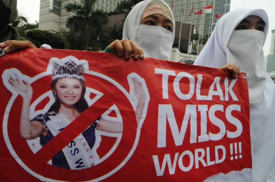 Massa FPI demo tolak ajang Miss World di Bundaran HI
