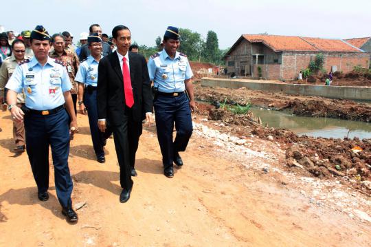 Jokowi bersama TNI AU dan Kementerian PU benahi Kali Sunter