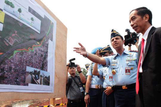 Jokowi bersama TNI AU dan Kementerian PU benahi Kali Sunter