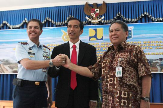 Jokowi bersama TNI AU dan Kementerian PU benahi Kali Sunter