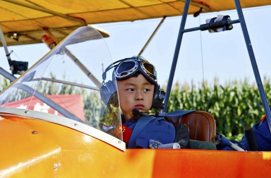 Aksi He Yide, bocah 5 tahun yang mampu terbangkan pesawat