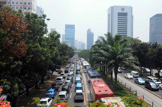 Imbas demo buruh, Jalan Sudirman-HI padat merayap