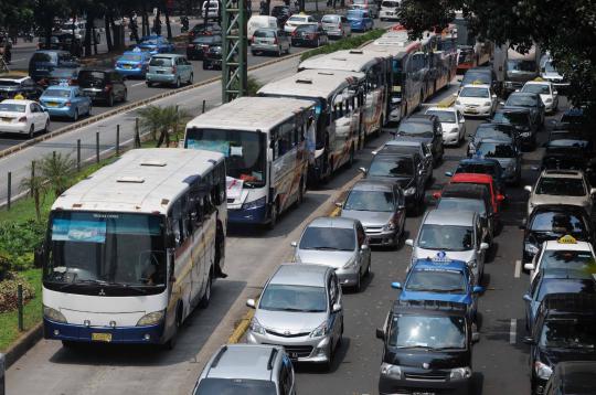 Imbas demo buruh, Jalan Sudirman-HI padat merayap