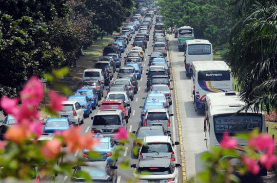 Imbas demo buruh, Jalan Sudirman-HI padat merayap