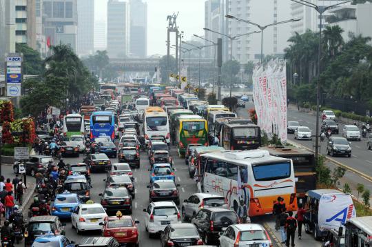 Imbas demo buruh, Jalan Sudirman-HI padat merayap