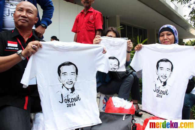 Foto Usai Rakernas PDIP kader partai borong kaos  Jokowi  