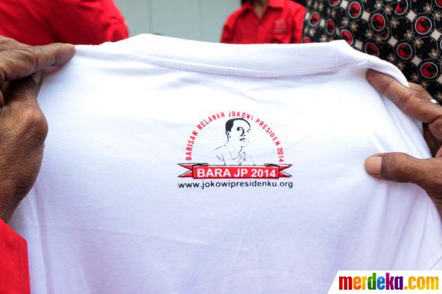 Foto Usai Rakernas PDIP kader partai borong kaos Jokowi 