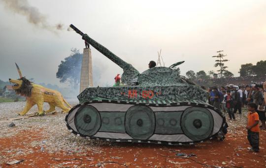 Adu petasan sebesar tank dan pesawat di Tangerang