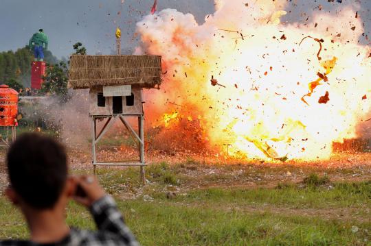 Adu petasan sebesar tank dan pesawat di Tangerang