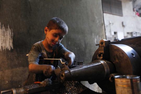 Issa, bocah 10 tahun perakit senjata tentara pemberontak Suriah