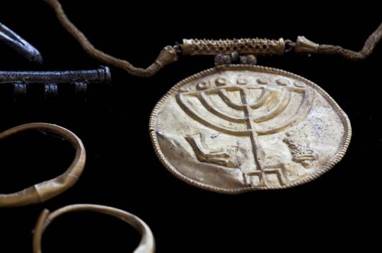 Medali & koin emas berlambang Yahudi ditemukan di Masjidil Aqsa