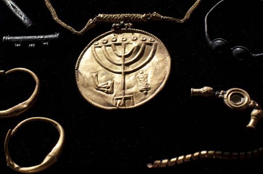 Medali & koin emas berlambang Yahudi ditemukan di Masjidil Aqsa
