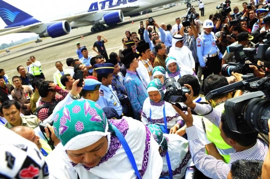 Ribuan jemaah haji kloter pertama diberangkatkan