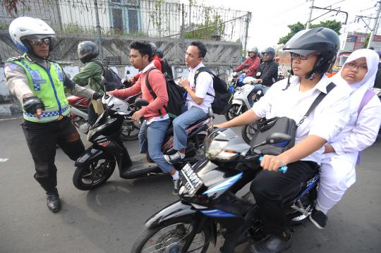 Polres Jaktim razia puluhan pelajar berkendara sepeda motor