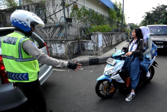 Polres Jaktim razia puluhan pelajar berkendara sepeda motor