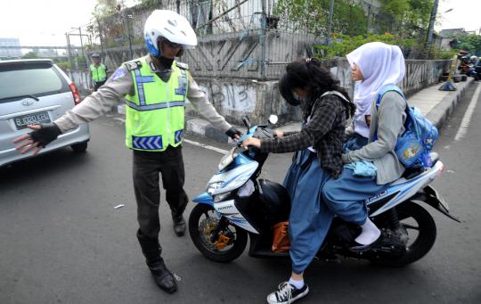 Polres Jaktim razia puluhan pelajar berkendara sepeda motor