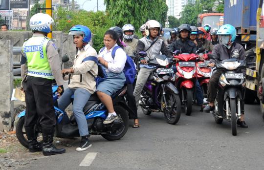 Polres Jaktim razia puluhan pelajar berkendara sepeda motor