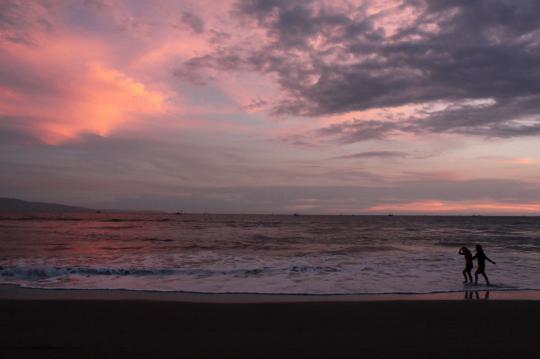 Menikmati pesona sunset Pantai Pelabuhan Ratu