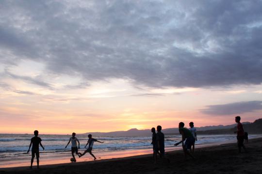 Menikmati pesona sunset Pantai Pelabuhan Ratu