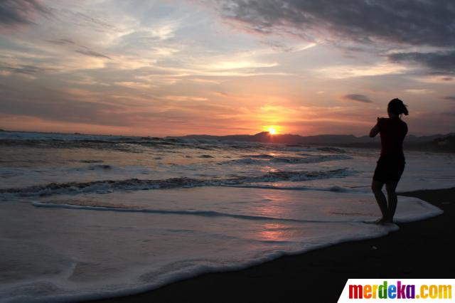 Foto : Menikmati pesona sunset Pantai Pelabuhan Ratu 