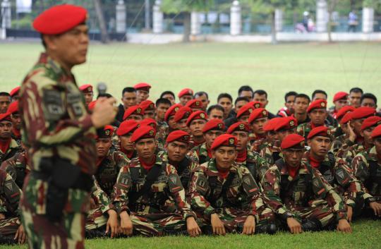 Usai terima Brevet Komando, Jenderal Budiman diarak prajurit