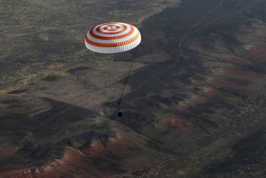 Detik-detik pendaratan kapsul luar angkasa Soyuz di Kazakhstan