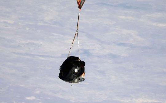 Detik-detik pendaratan kapsul luar angkasa Soyuz di Kazakhstan