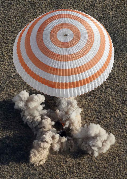 Detik-detik pendaratan kapsul luar angkasa Soyuz di Kazakhstan