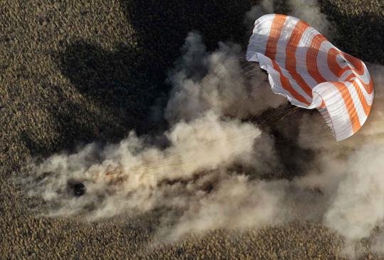 Detik-detik pendaratan kapsul luar angkasa Soyuz di Kazakhstan