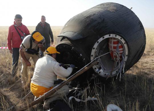 Detik-detik pendaratan kapsul luar angkasa Soyuz di Kazakhstan