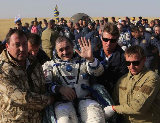 Detik-detik pendaratan kapsul luar angkasa Soyuz di Kazakhstan