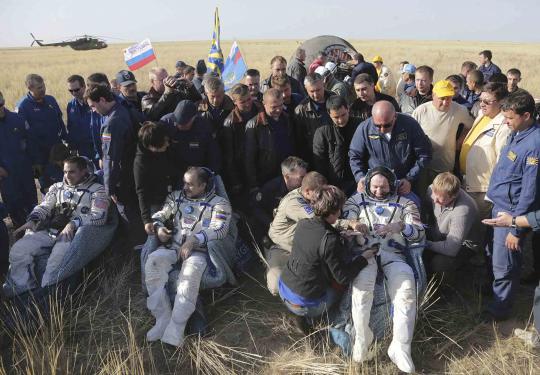 Detik-detik pendaratan kapsul luar angkasa Soyuz di Kazakhstan