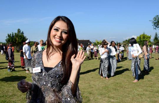 Anggunnya kontestan Miss World 2013 berkunjung ke Pura Besakih