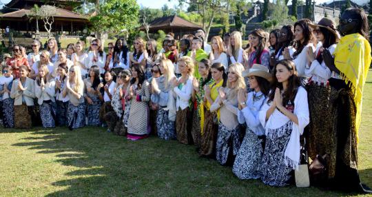 Anggunnya kontestan Miss World 2013 berkunjung ke Pura Besakih