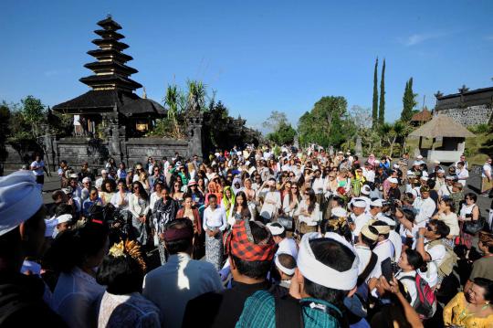 Anggunnya kontestan Miss World 2013 berkunjung ke Pura Besakih