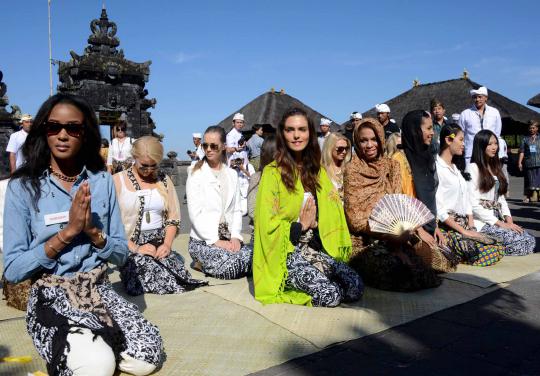 Anggunnya kontestan Miss World 2013 berkunjung ke Pura Besakih