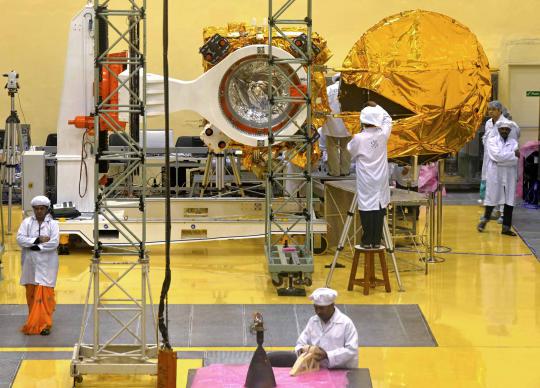 Mengintip pembuatan kendaraan pengorbit Mars di India