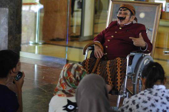 Tunggu Jokowi datang, Pak Raden berdongeng di Balai Kota