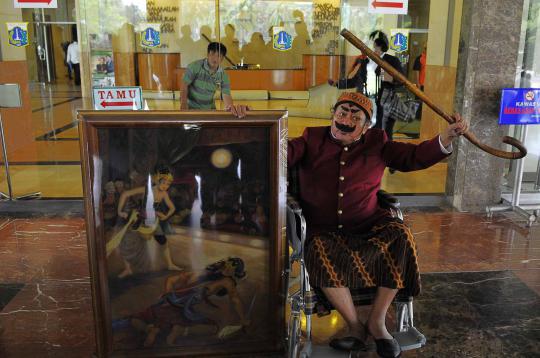 Tunggu Jokowi datang, Pak Raden berdongeng di Balai Kota