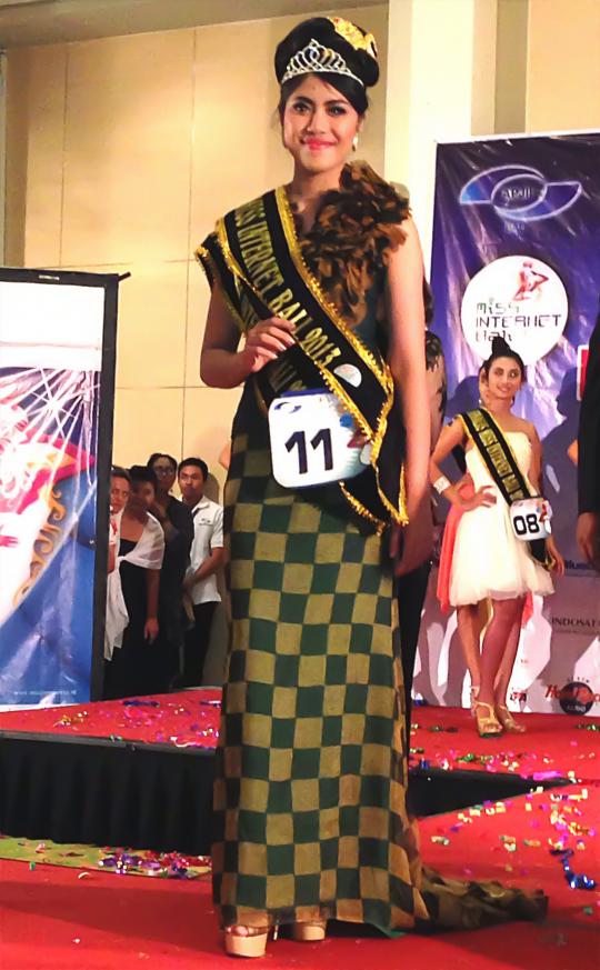 Devi raih Miss Internet 2013 Pertama