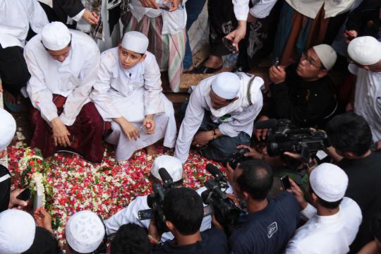 Ribuan pelayat antar Habib Munzir ke pemakaman