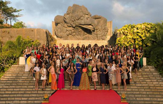 Pesona kontestan Miss World berlenggang di red carpet GWK, Bali