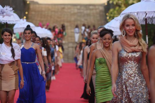 Pesona kontestan Miss World berlenggang di red carpet GWK, Bali