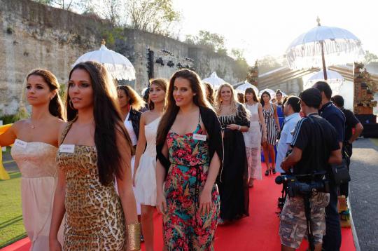 Pesona kontestan Miss World berlenggang di red carpet GWK, Bali