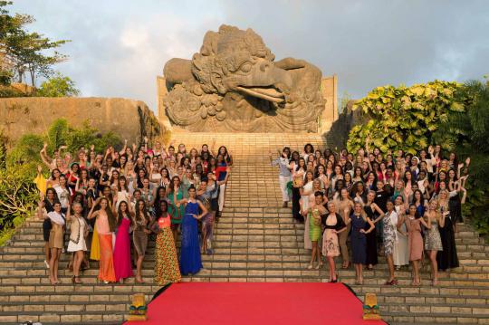 Pesona kontestan Miss World berlenggang di red carpet GWK, Bali