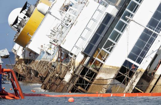 Kapal pesiar Costa Concordia mulai diangkat