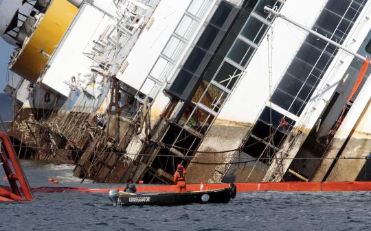 Kapal pesiar Costa Concordia mulai diangkat