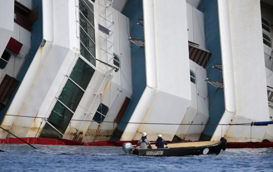 Kapal pesiar Costa Concordia mulai diangkat